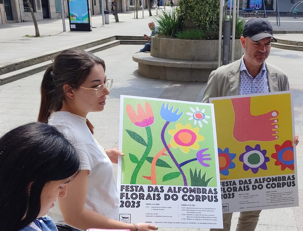 El alcalde de Bueu, Félix Juncal, y la concejala de Cultura, Carmen García, con los carteles diseñados por Marc Taeger para la fiesta de las alfombras florales.