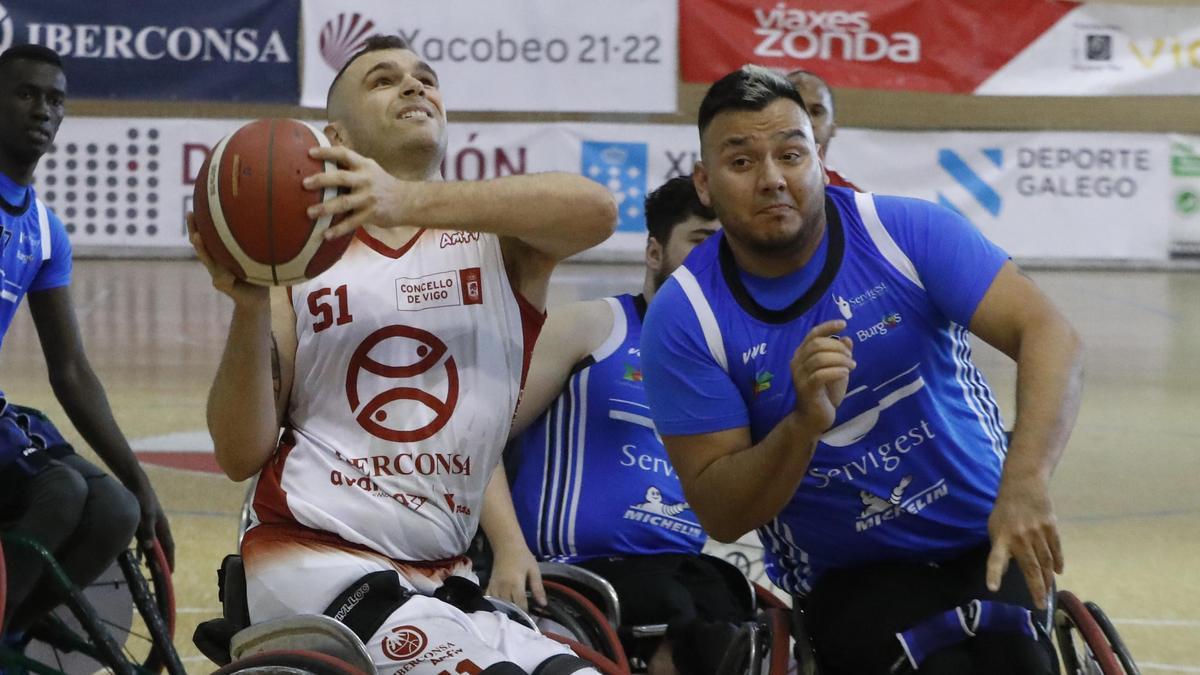 Agustín Alejos se dispone a lanzar a canasta en un partido anterior.