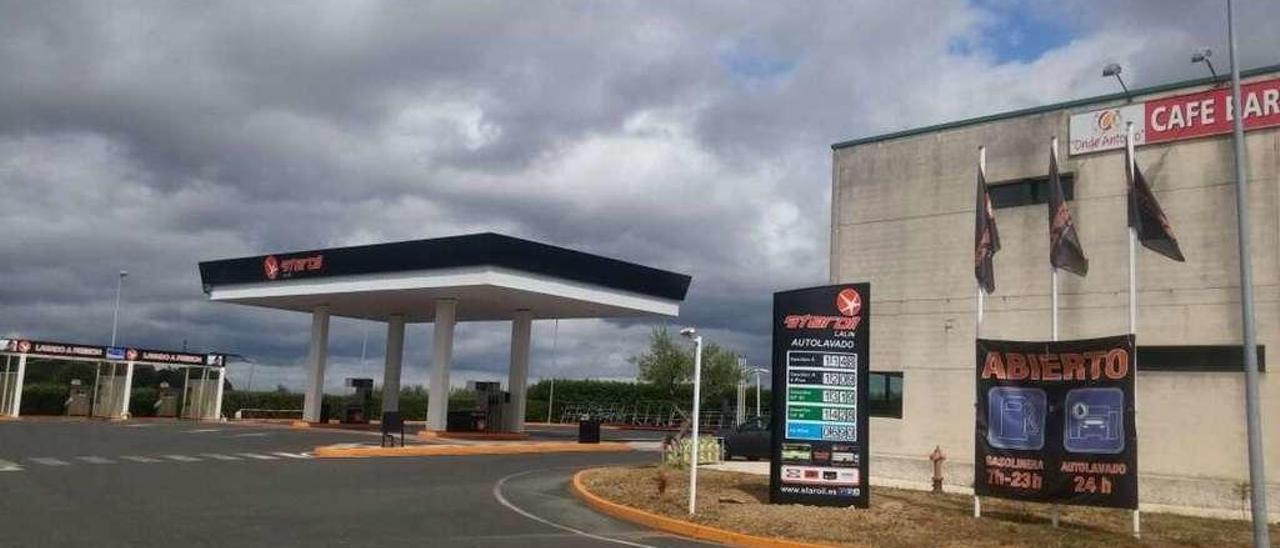 La gasolinera Staroil funciona en el polígono Lalín 2000 desde hace tres años.