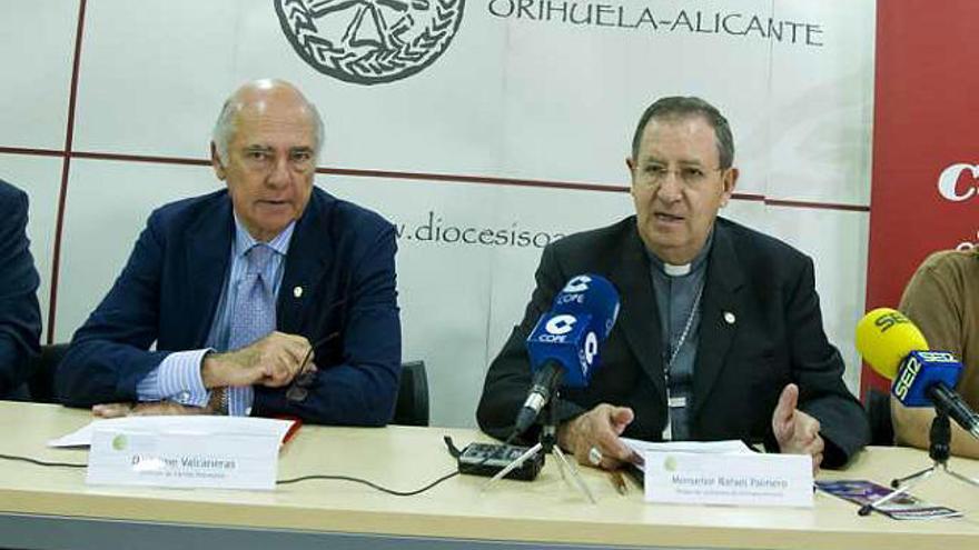 El director de Cáritas y el obispo ayer en rueda de prensa.