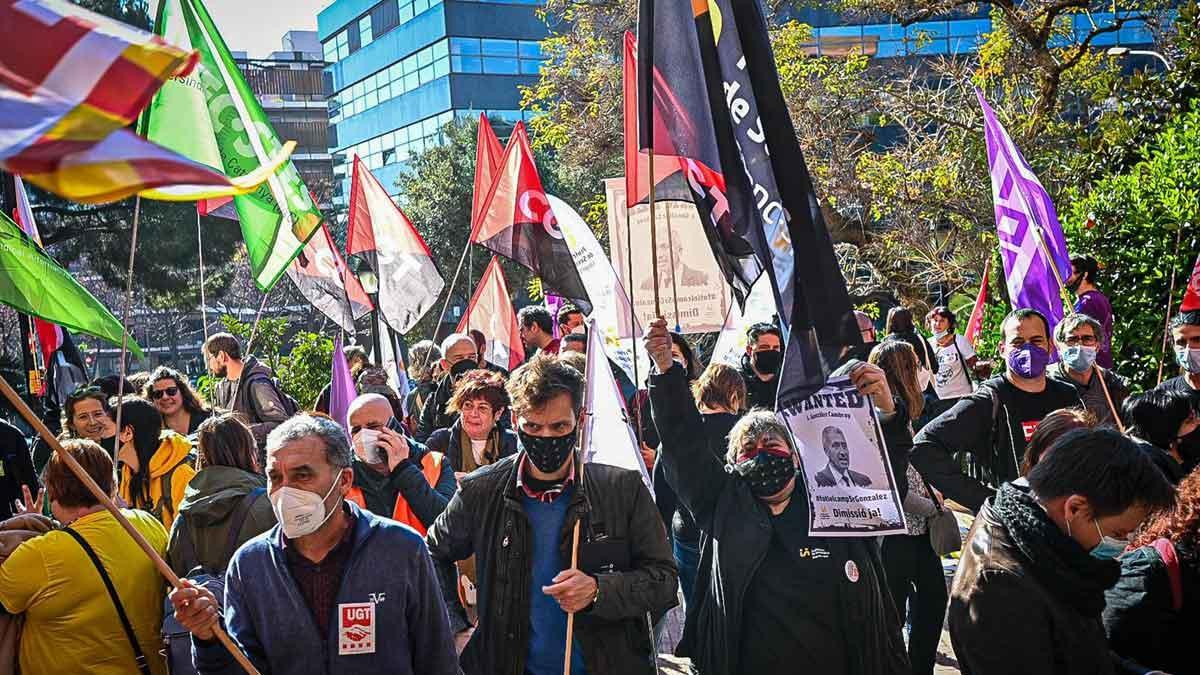 Manifestación de los sindicatos de maestros frente a la Conselleria d'Educació en Barcelona.