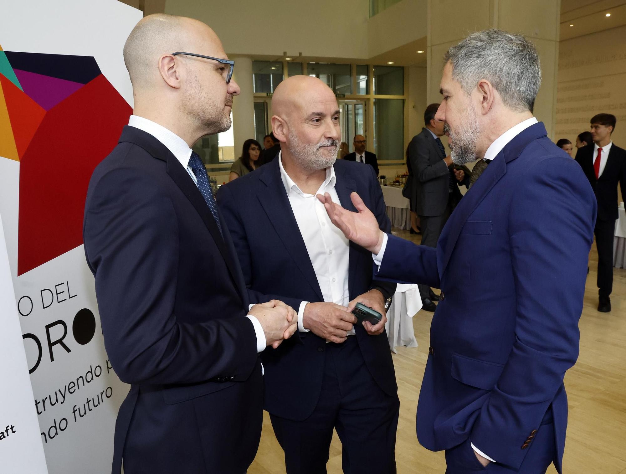 El poder político y empresarial se cita en Santiago