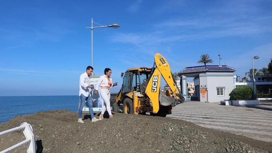 Costas inicia los trabajos de reposición de arena en la playa de Ferrara de Torrox