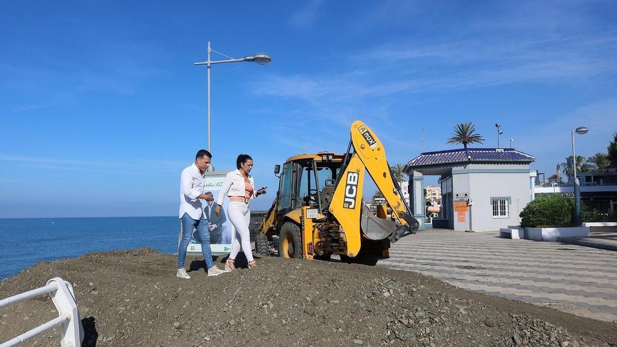Costas ha iniciado los aportes de arena en la playa de Ferrara de Torrox.