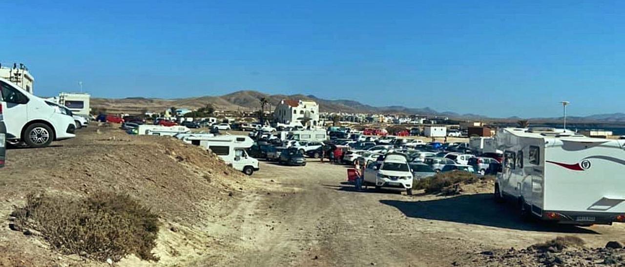 Imagen de la acumulación de vehículos y autocaravanas en la playa de La Concha, en El Cotillo, ayer. | | LP/DLP