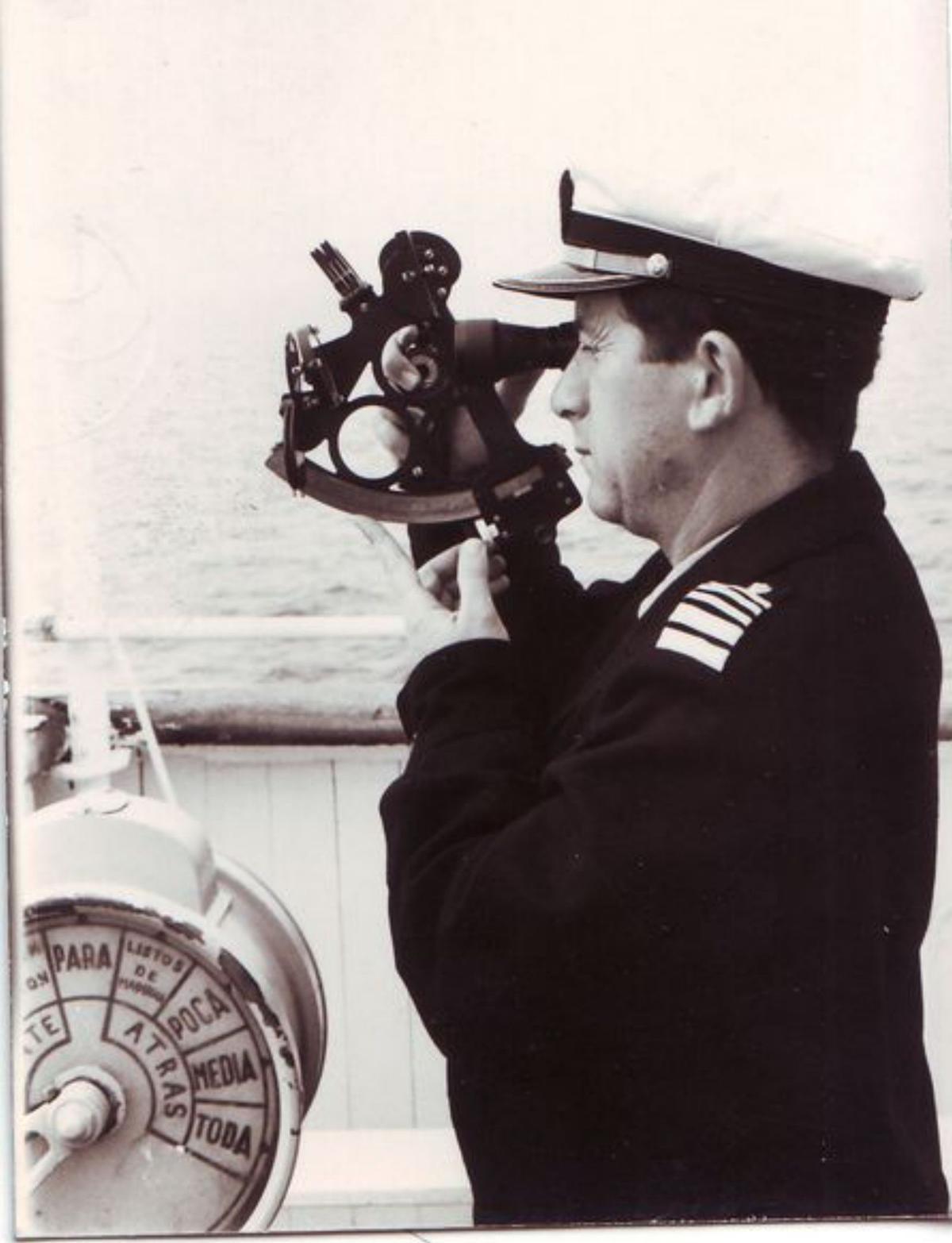 «Pichi» con un sextante en su etapa de capitán.