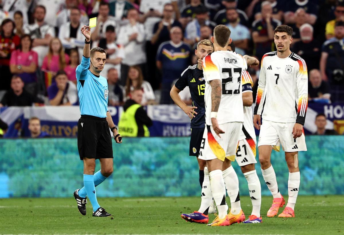 Turpin mostró la primera amarilla del torneo