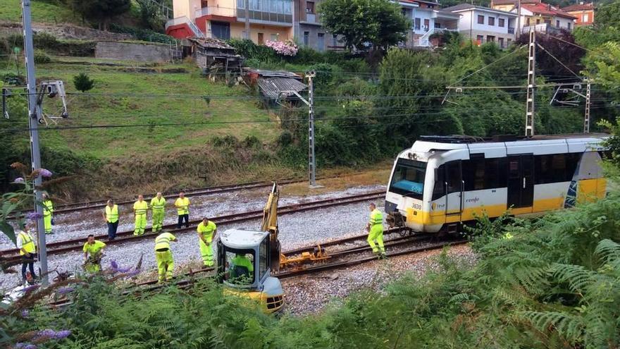 Los trabajos de los operarios para apartar el convoy el domingo por la tarde.