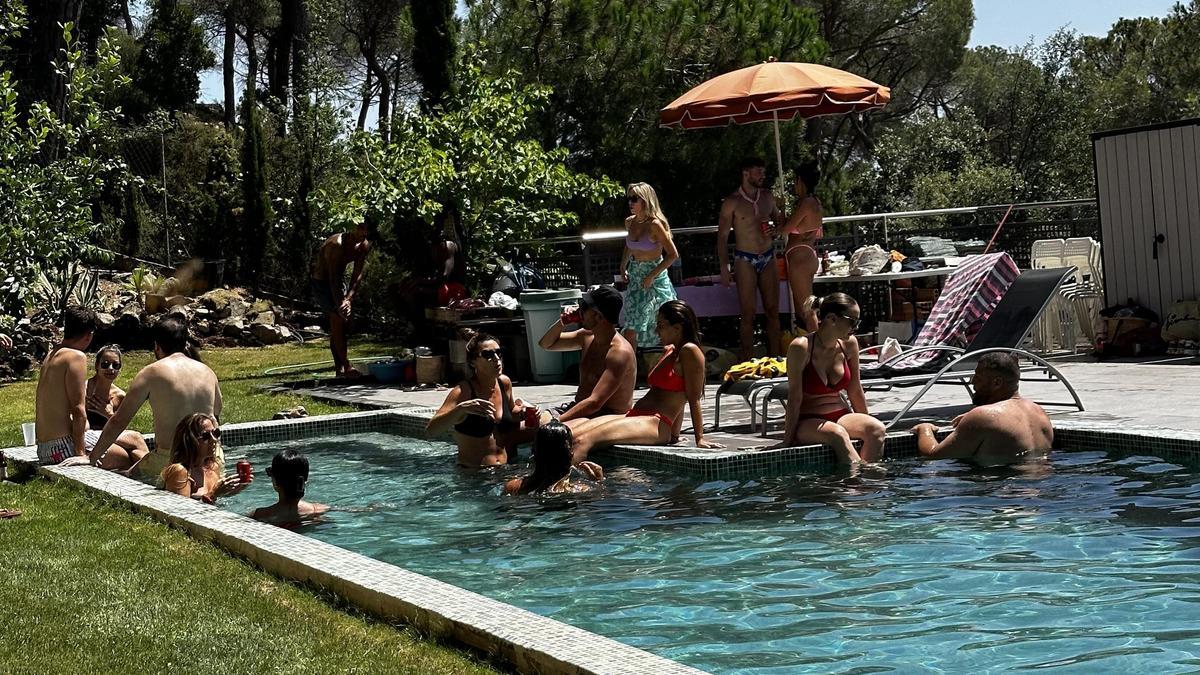 Un grupo de amigos disfruta de una jornada en una piscina alquilada.