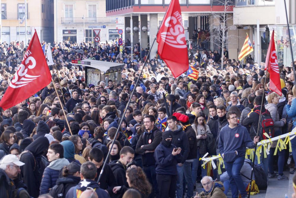 Concentració multitudinària a la seu de la Generalitat de Girona per reclamar la llibertat dels presos