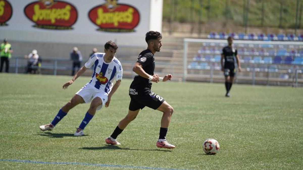 Óscar Arroyo maneja el balón durante el partido entre Ejea y Barbastro