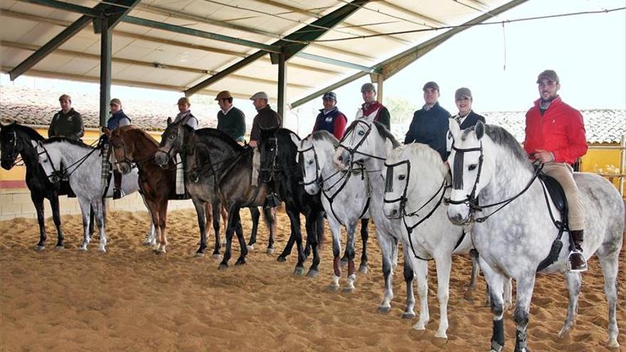 La peña ecuestre reúne a un millar de personas en el Día del Caballo