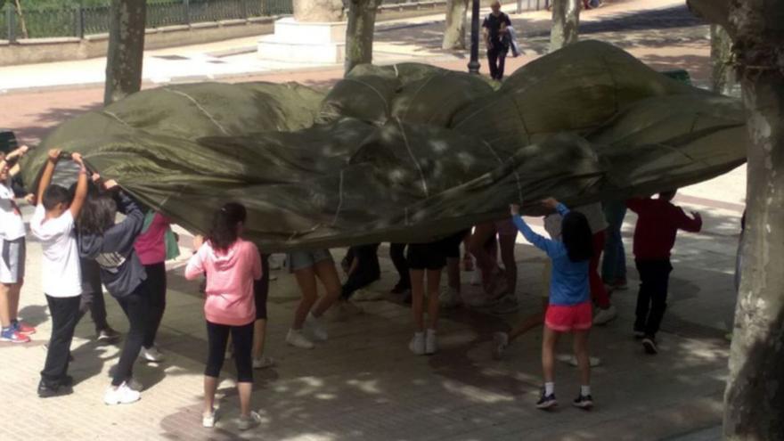 Los escolares del CEIP Buenos Aires conmemoran en La Mota el Día de la Educación Física en la Calle | E. P.