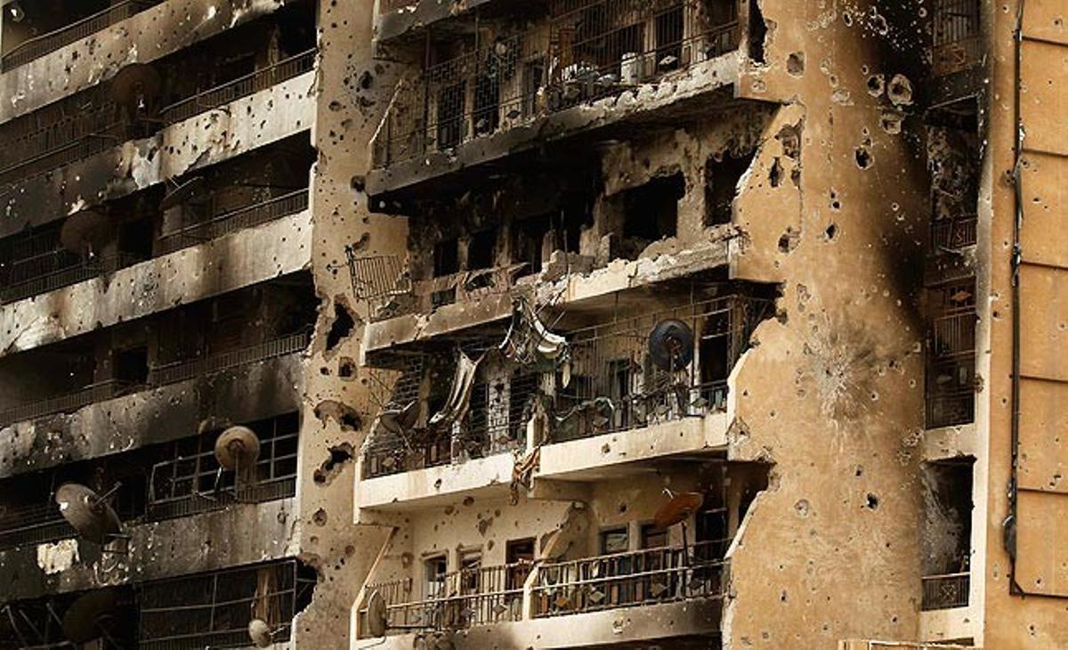 Un edifici danyat pels atacs al cèntric carrer de Trípoli a Misrata (Líbia).