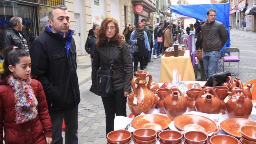 Los puestos de la actividad, en la zona central de la calle de El Riego.