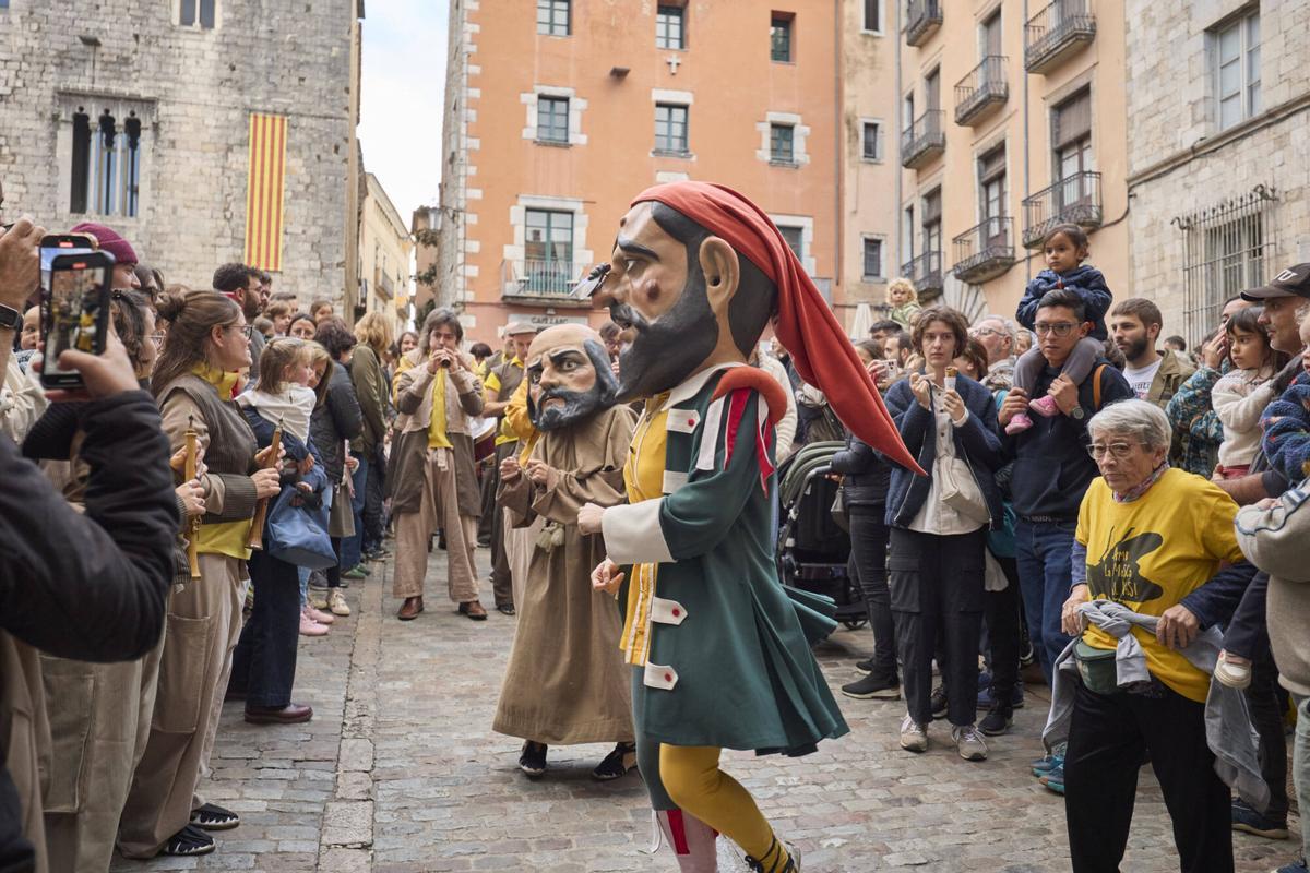 Les fotos de la passejada de capgrossos i gegants a la plaça de la catedral de Girona Les fotos de la passejada de capgrossos i gegants a la plaça de la catedral de Girona