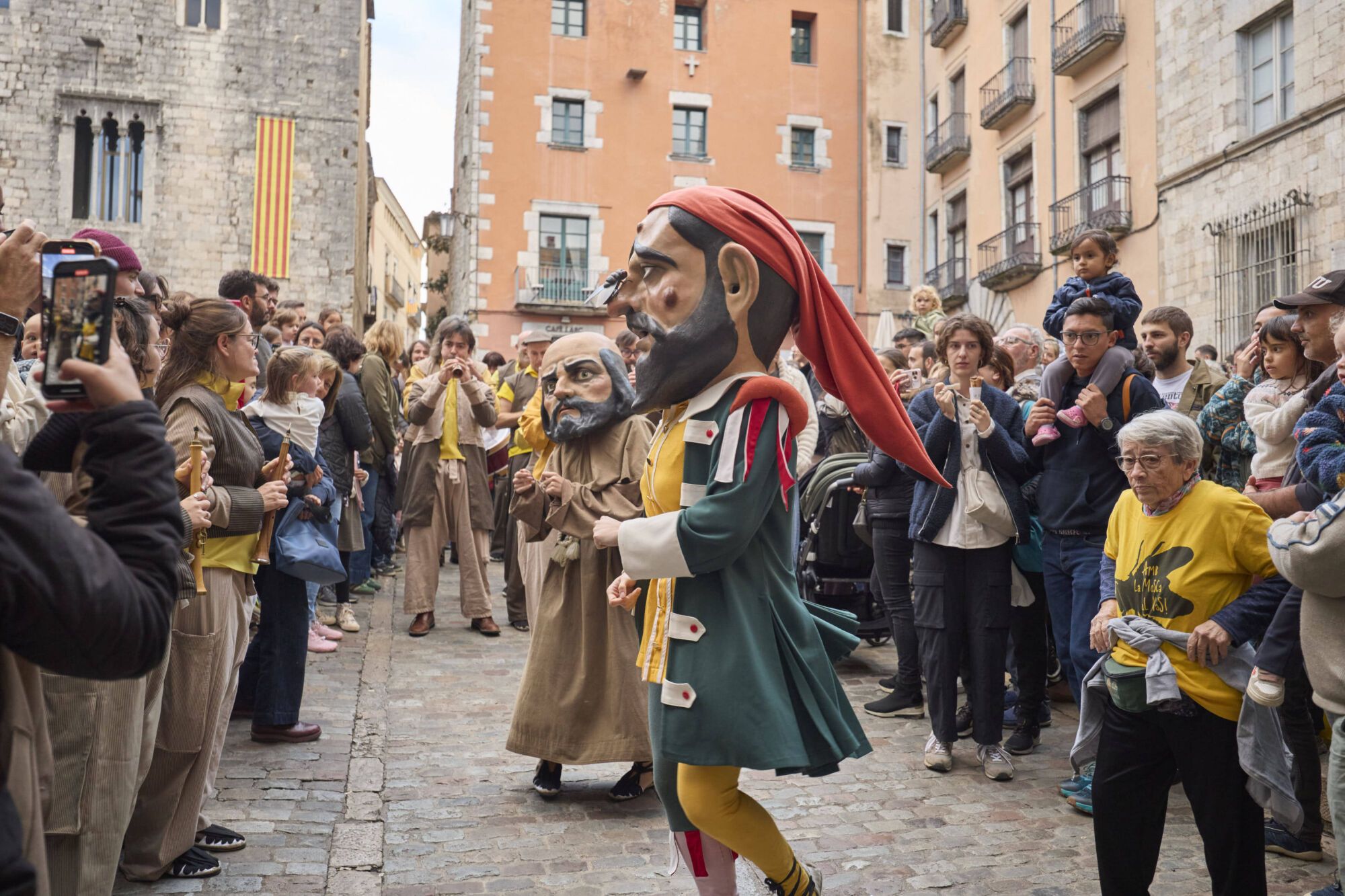 Les fotos de la passejada de capgrossos i gegants a la plaça de la catedral de Girona