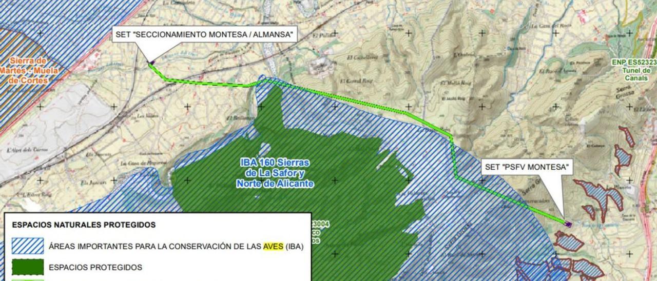 A la derecha, la planta solar proyectada. El trazado en verde es la línea de alta tensión.  |