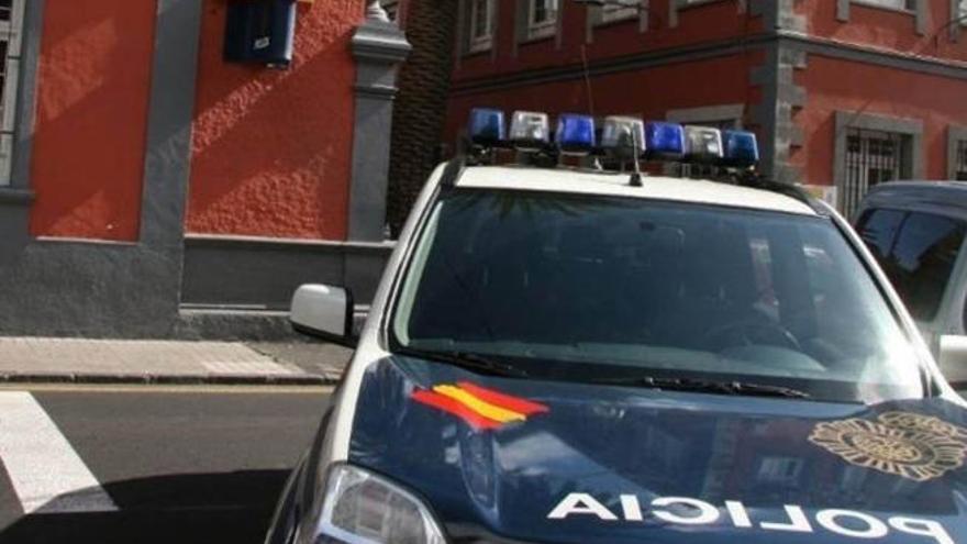 Amenaza de muerte con un puñal a un vecino y dos agentes en Los Majuelos