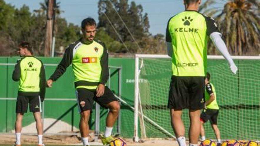 Javi Matilla, ayer, durante el entrenamiento en el campo anexo.