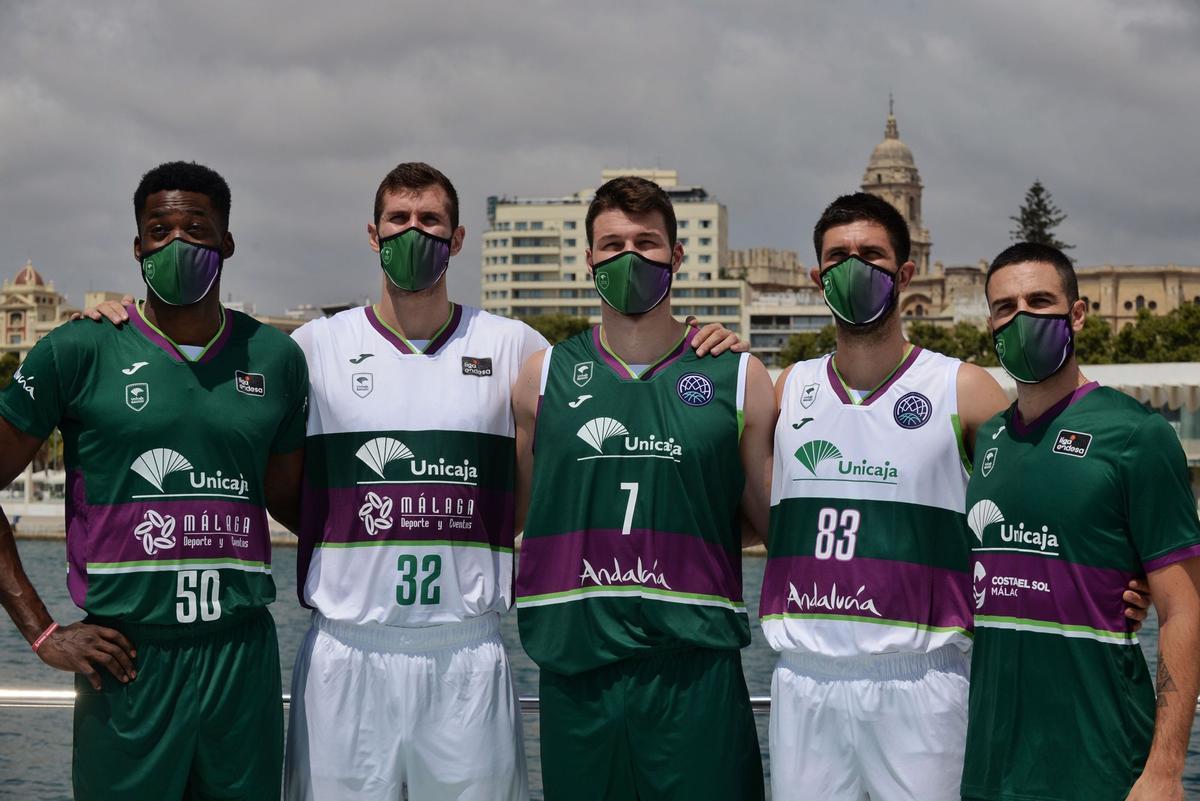 Micheal Eric, Rubén Guerrero, Jonathan Barreiro, Axel Bouteille y Francis Alonso presentan las nuevas equipaciones del Unicaja 21/22