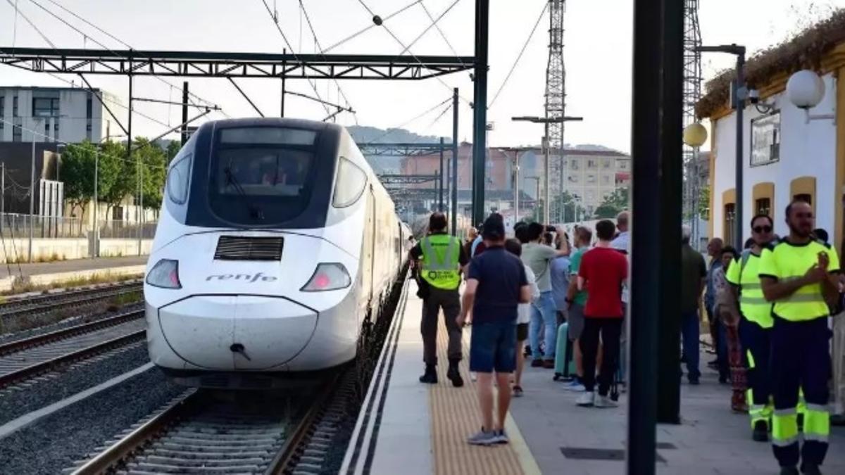 Un tren Alvia a su llegada a la estación de Plasencia.