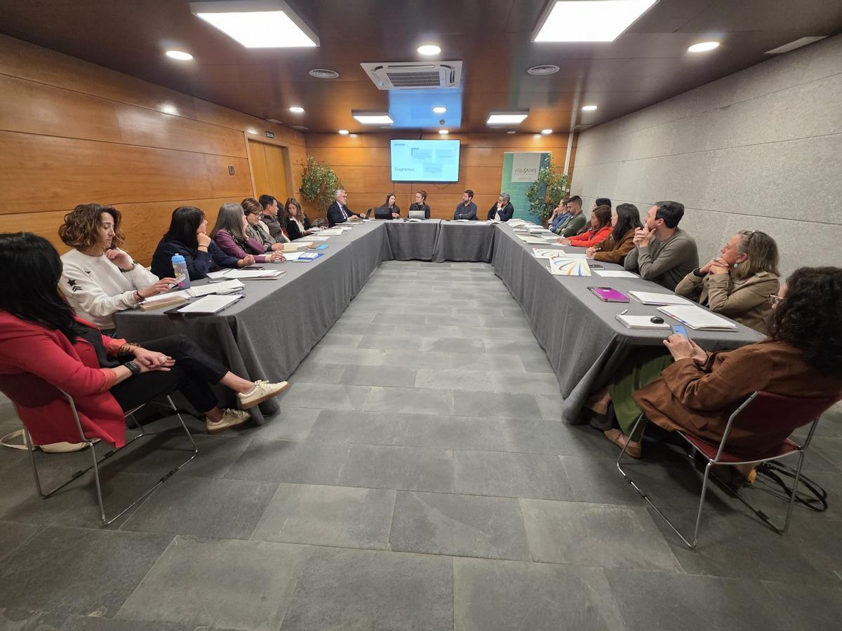 Alcaldes, concejales y técnicos con los consultores contratados para este proceso.