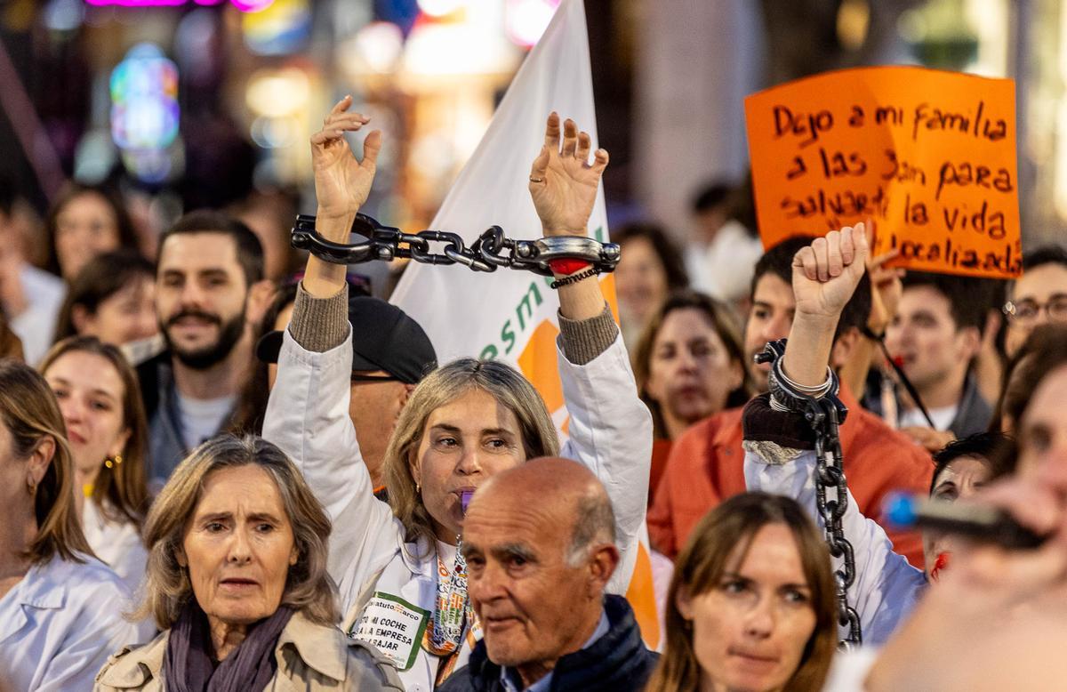 Los médicos toman el centro de Alicante Los médicos toman el centro de Alicante