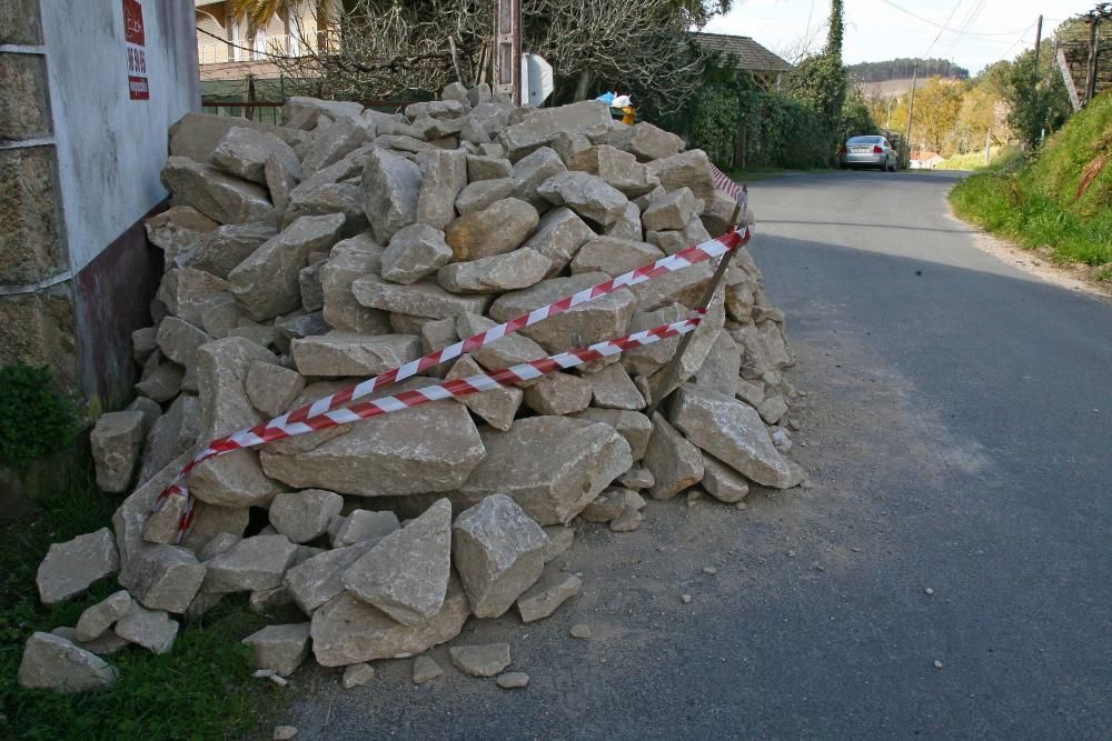 Vecinos de Riobó exigen la retirada de unos postes que invaden la carretera