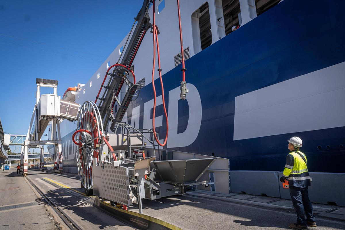 El Port de Barcelona estrena la conexión eléctrica de la terminal de ferris de Grimaldi