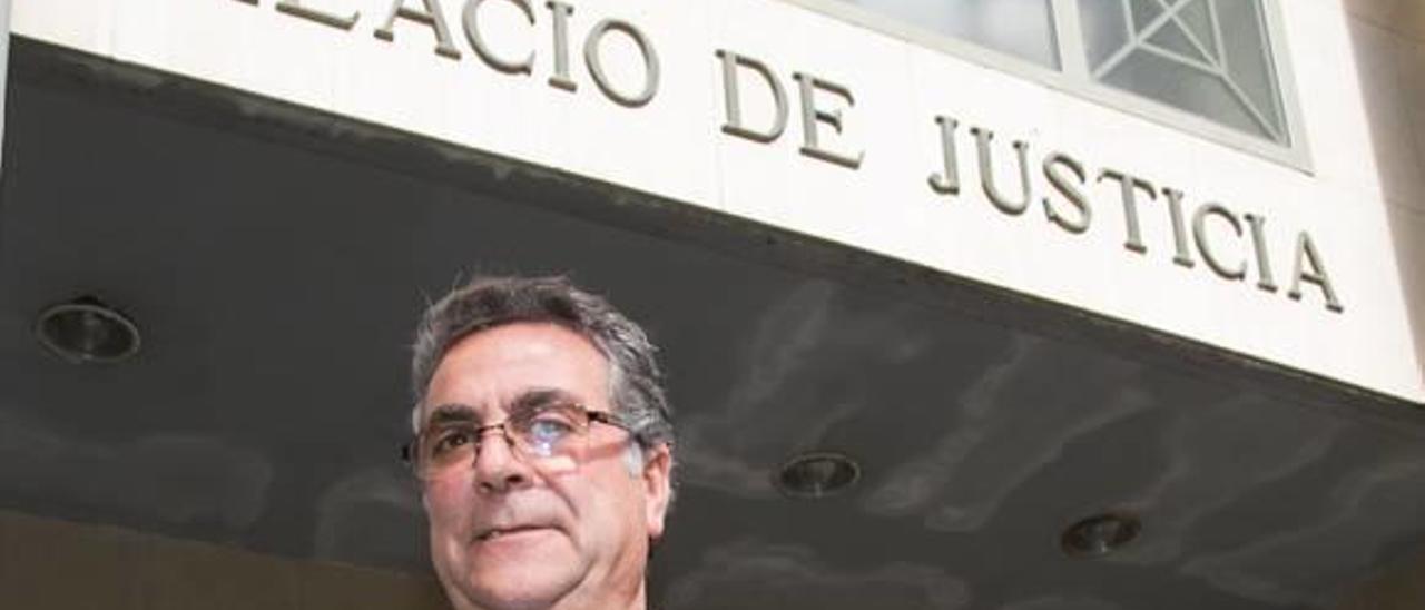 Enrique Ortiz en una imagen reciente tomada en el Palacio de Justicia de Alicante.