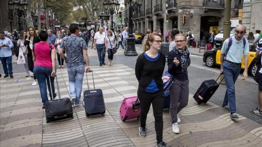 España recibió un récord de 67,5 millones de turistas hasta octubre, el 10,2% más