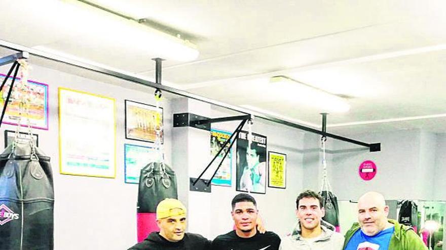 Victor Iglesias (entrenador de García), Suero, García y Jiménez, en el gimnasio Kronk de Torrelavega.