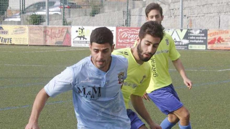 Una acción de un partido del Moaña de esta temporada. // Santos Álvarez