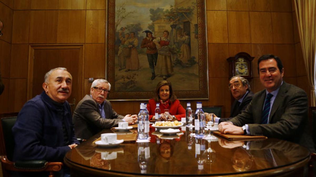 La ministra d’Ocupació i Seguretat Social, Fátima Báñez, s’ha reunit avui amb els secretaris generals de CCOO i UGT, Ignacio Fernández Toxo i Pepe Álvarez, i els presidents de CEOE i de Cepime, Juan Rosell i Antonio Garamendi, per parlar sobre pensions.