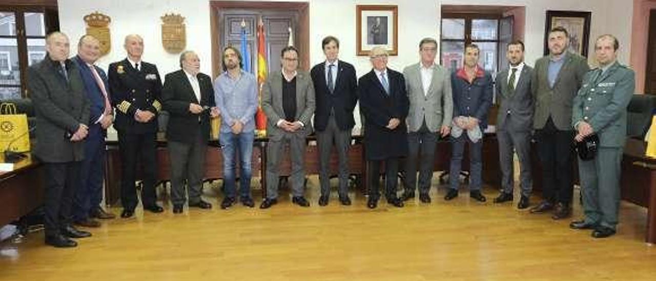 Por la izquierda, Luis Felipe Fernández, el alcalde de Vegadeo, el comandante Ignacio Cuartero, Julio Bobes, Isidro González, Javier Fernández, Luis Fernández-Vega, Luis Fernández-Vega Sanz, Ignacio Prendes, el alcalde de Cangas de Onís, Carlos San Martín, Jonás Fernández y el capitán Carlos Bello, en el Ayuntamiento de Vegadeo, ayer.