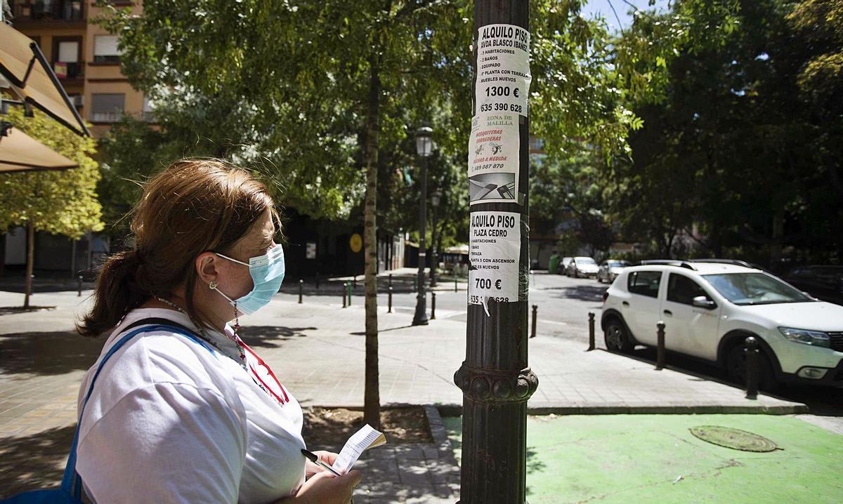 Una mujer anota contactos 
de viviendas de alquiler en València.  J.M.LÓpez