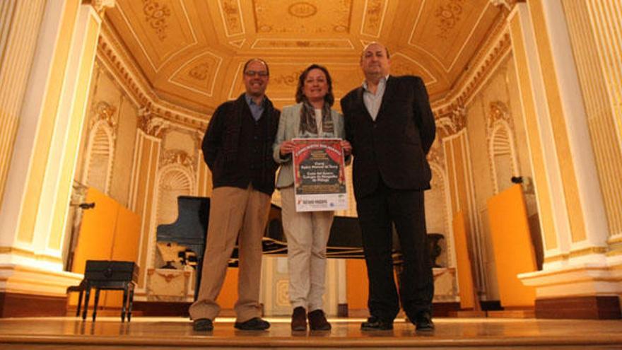 De izquierda a derecha, Íñigo Loring, Carmen Muñoz y Jorge Lamothe, ayer en la Sala María Cristina, donde tendrá lugar el concierto benéfico del día 6.