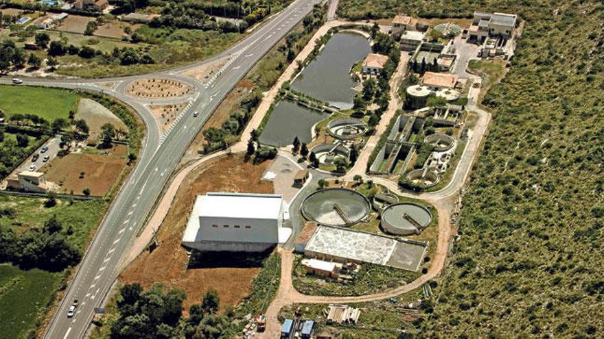 Imagen aérea de la actual estación depuradora del municipio, ubicada en el puerto.