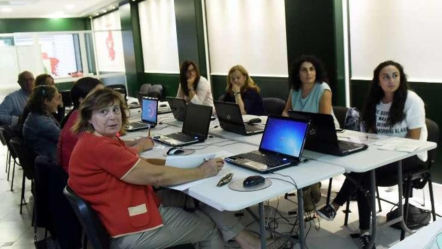 Inicio de esta actividad formativa en la sede de APE. // G. Santos