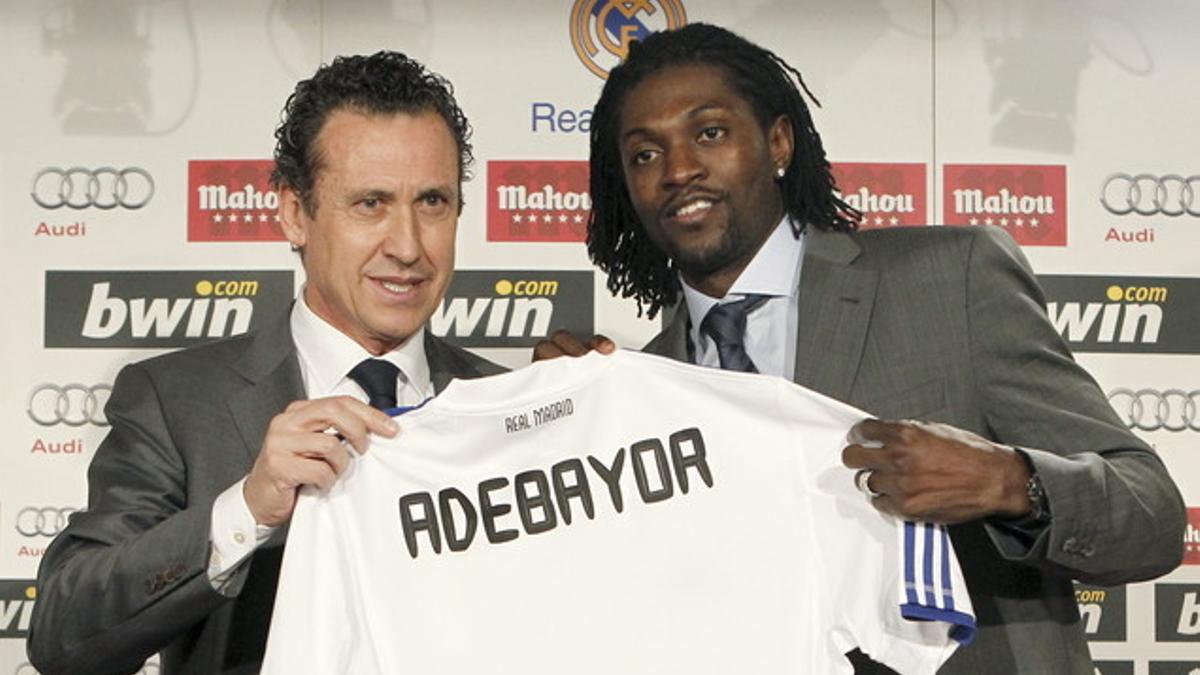 Adebayor y Valdano, en la presentación del delantero togolés.