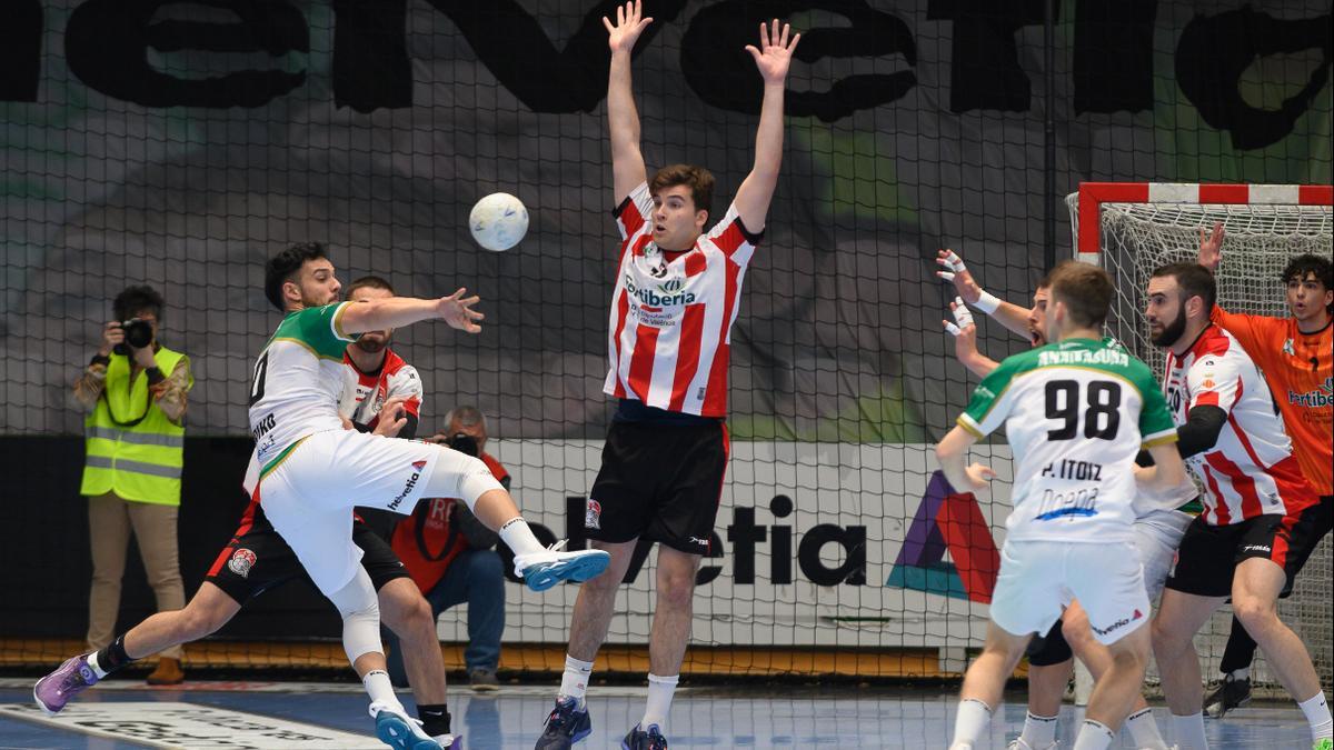 El Fertiberia Balonmano Puerto Sagunto cae 24-22 contra el Helvetia Anaitasuna en un partido que se le escapó en el último minuto de partido.