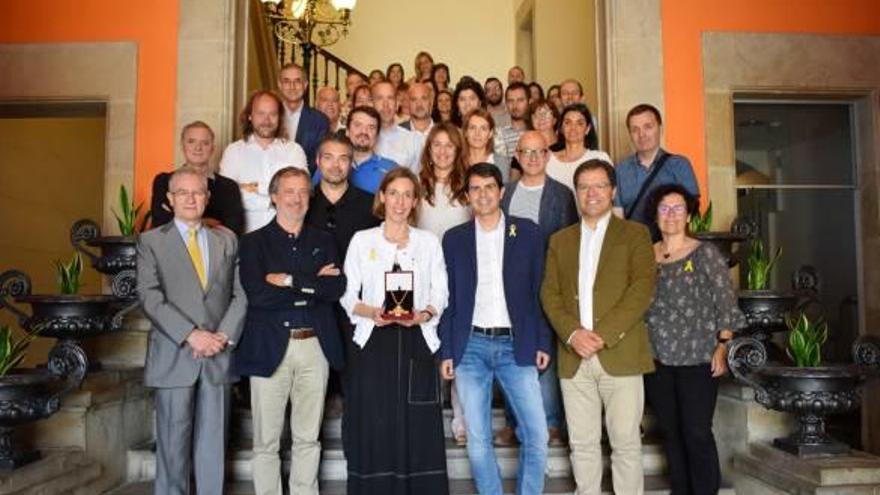 La consellera, amb la medalla, entre membres de l&#039;equip de govern i representants d&#039;institucions