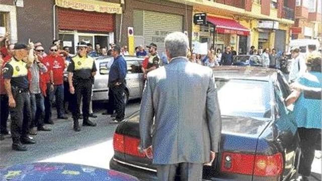Rita Barberá sube a su coche oficial ante los manifestantes de la EMT, el jueves.
