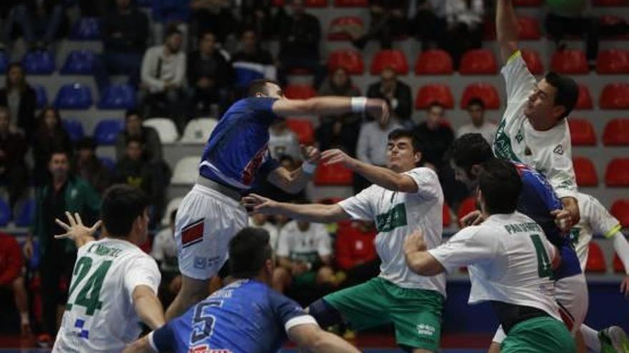 El Agustinos alcanza el liderato tras superar al Elche en el  derbi (30-28)