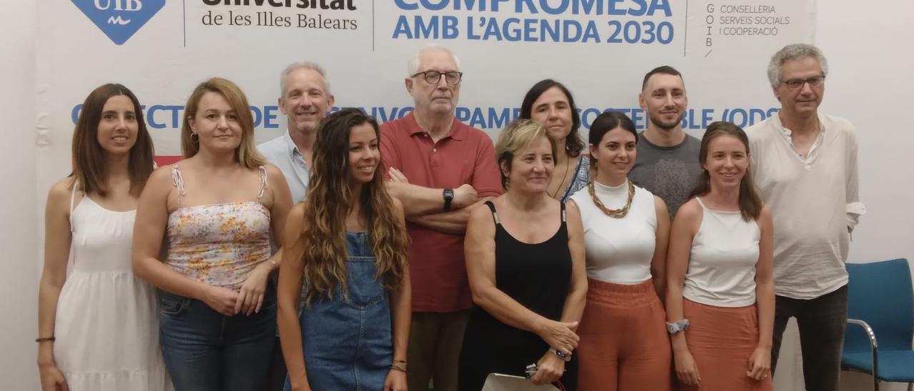 Ponentes y colaboradores de los estudios realizados por la UIB en la rueda de prensa.