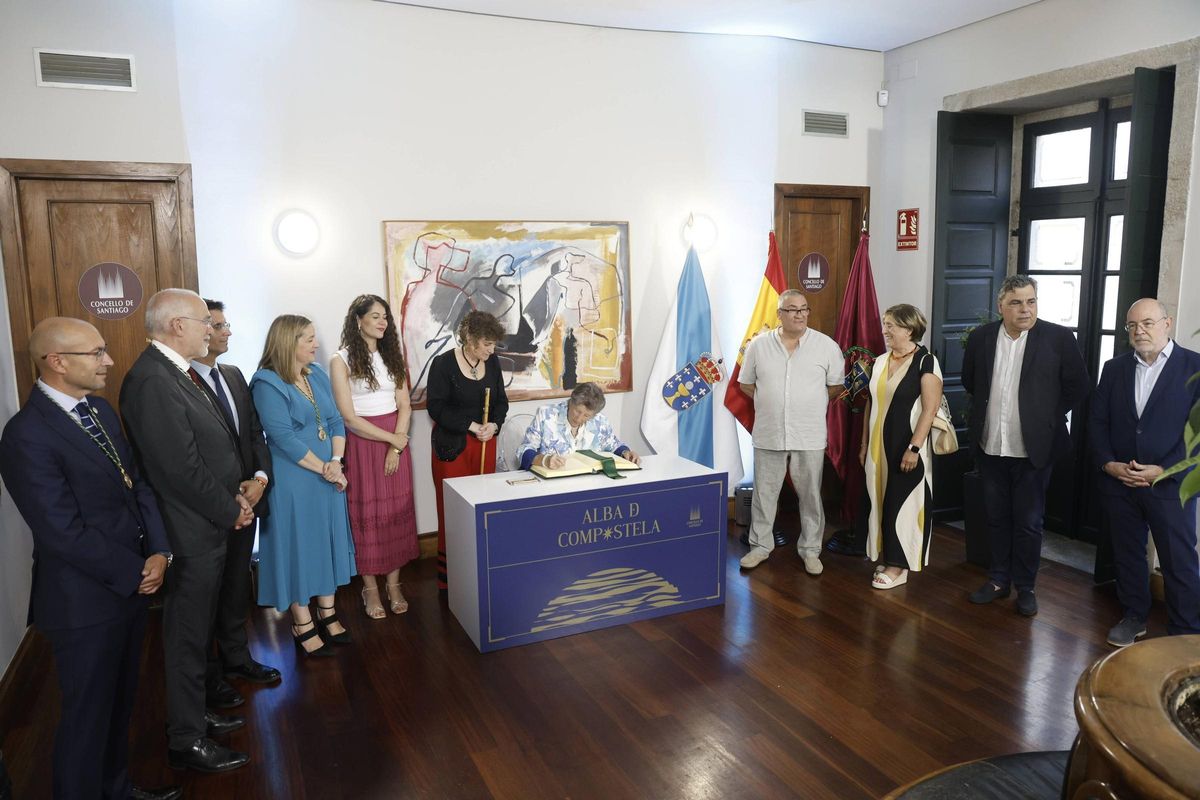 Alcaldesa y concelleiros y los cuatro distinguidos con el Alba de Compostela durante la firma en el Libro de Honra del Concello de Santiago