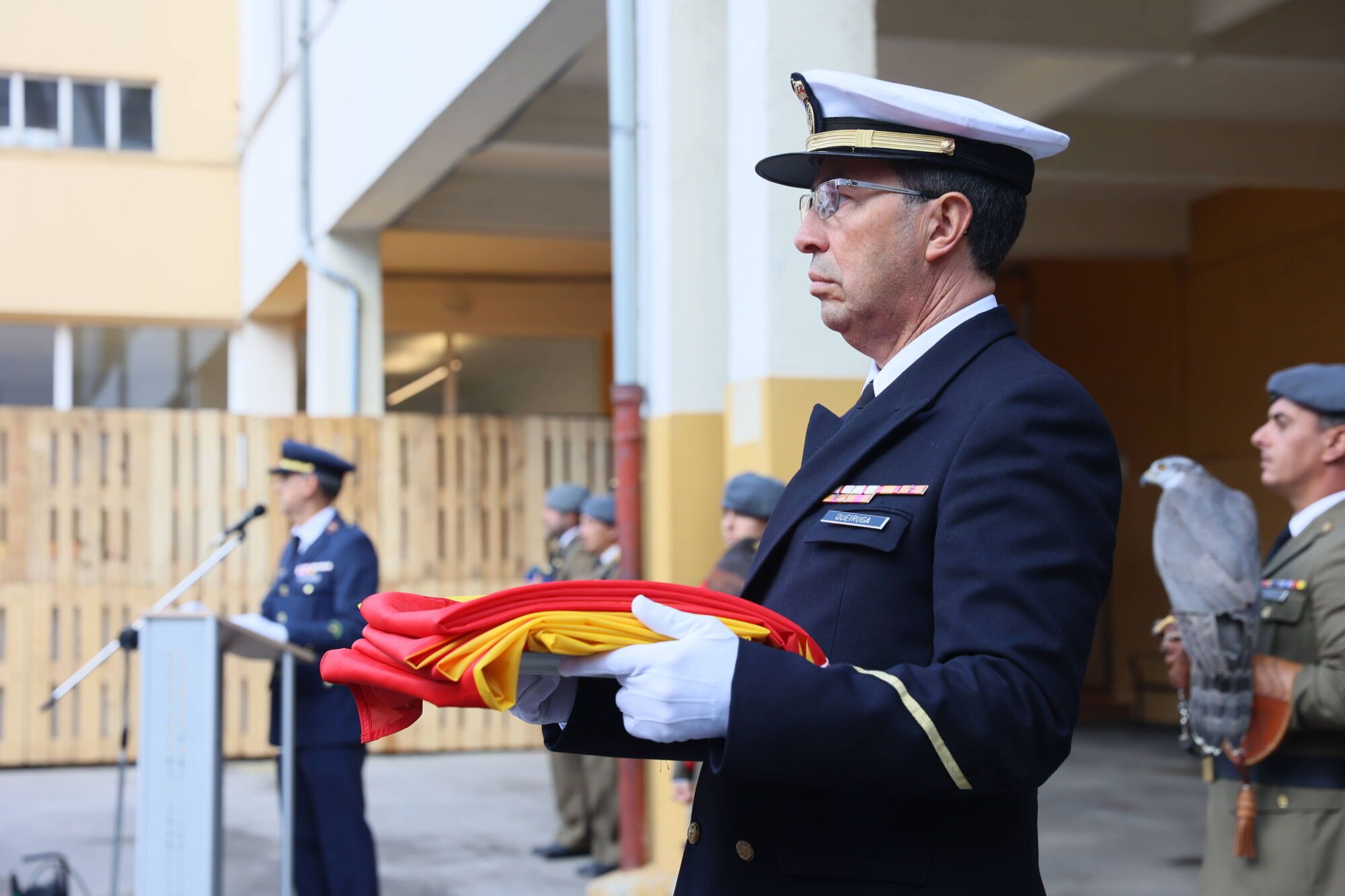 Escuelas Blancas. Acto de izado de la bandera con asistencia del delegado de Defensa y representantes de la Guardia Civil, la Policía Nacional y la Municipal, entre otros