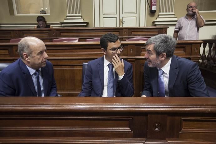 Pleno en el Parlamento de Canarias