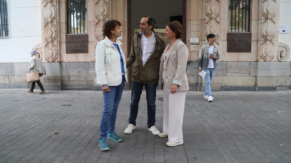 Hidalgo conversa con las candidadas Irene Ruiz y Victoria Paniagua